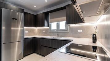 Fridge, oven, dishwasher, coffee/tea maker