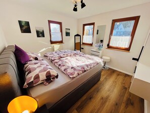 1 bedroom, iron/ironing board, travel cot, free WiFi - Boutique Apartment  (Lenzkirch)