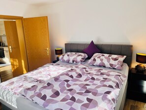 1 chambre, fer et planche à repasser, lit de bébé portatif