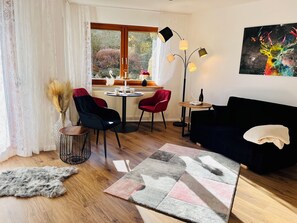 Téléviseur, livres, chaîne audio