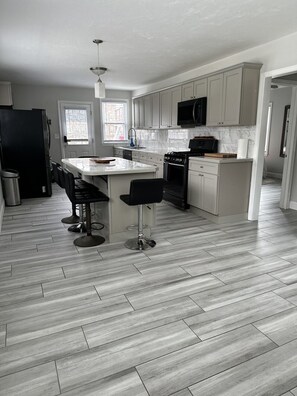 Een koelkast, een microgolfoven, een oven, een kookplaat