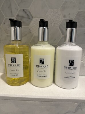 Een haardroger, handdoeken