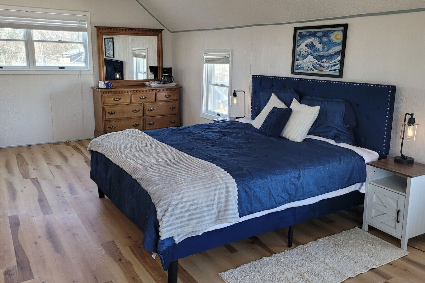 3 makuuhuonetta, työpöytä, silitysrauta/-lauta, Wi-Fi