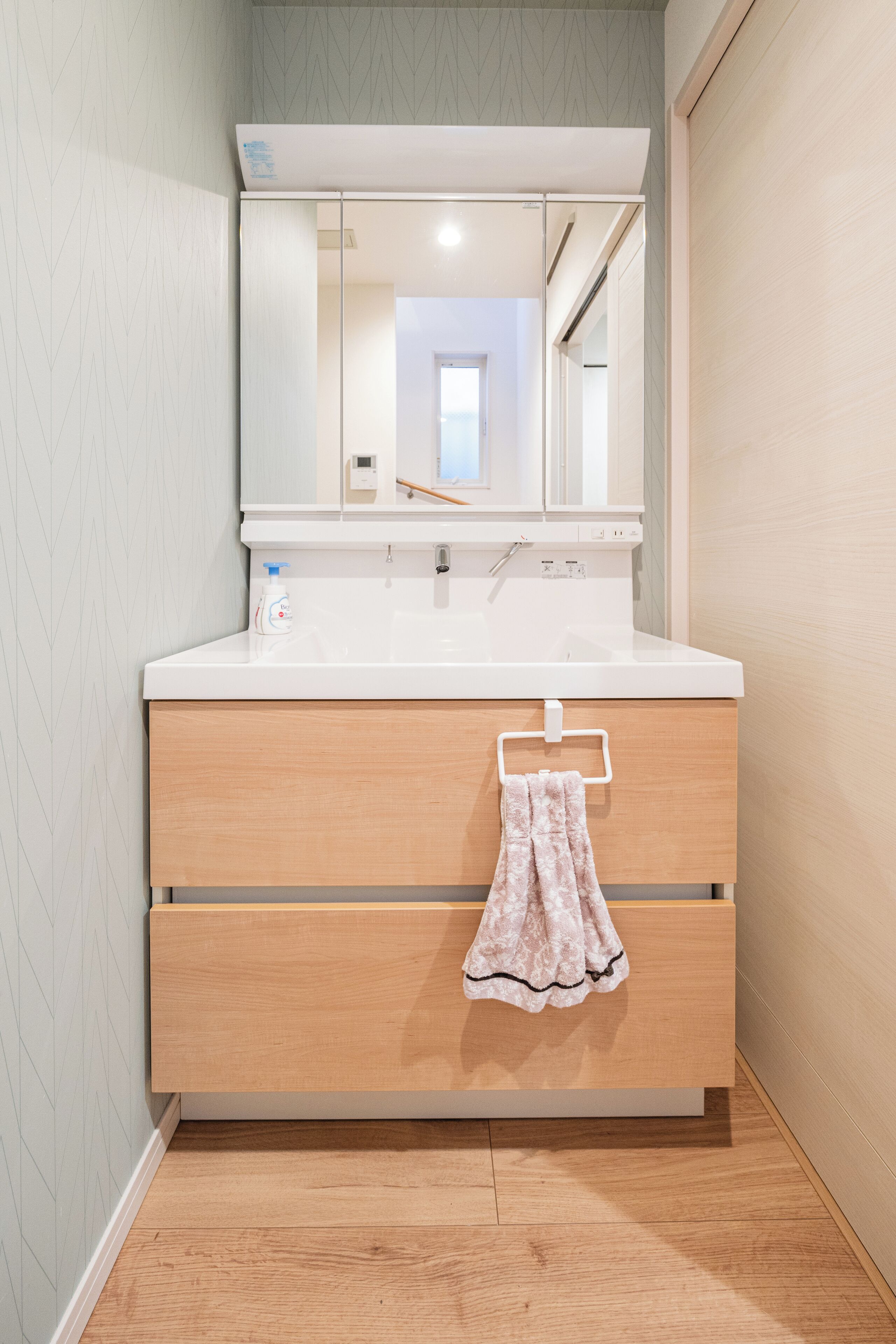 Hiustenkuivaaja, pyyhkeet, saippua, vessapaperi