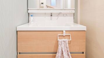 Hiustenkuivaaja, pyyhkeet, saippua, vessapaperi