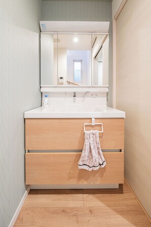 Sèche-cheveux, serviettes fournies, savon, papier toilette