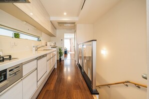 Microwave, dishwasher - Upscale Sumida Retreat: Skytree Views, Workspaces & Premium Decor, 6 people (Sumida City)