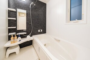 Hair dryer, towels, soap, toilet paper - Upscale Sumida Retreat: Skytree Views, Workspaces & Premium Decor, 6 people (Sumida City)