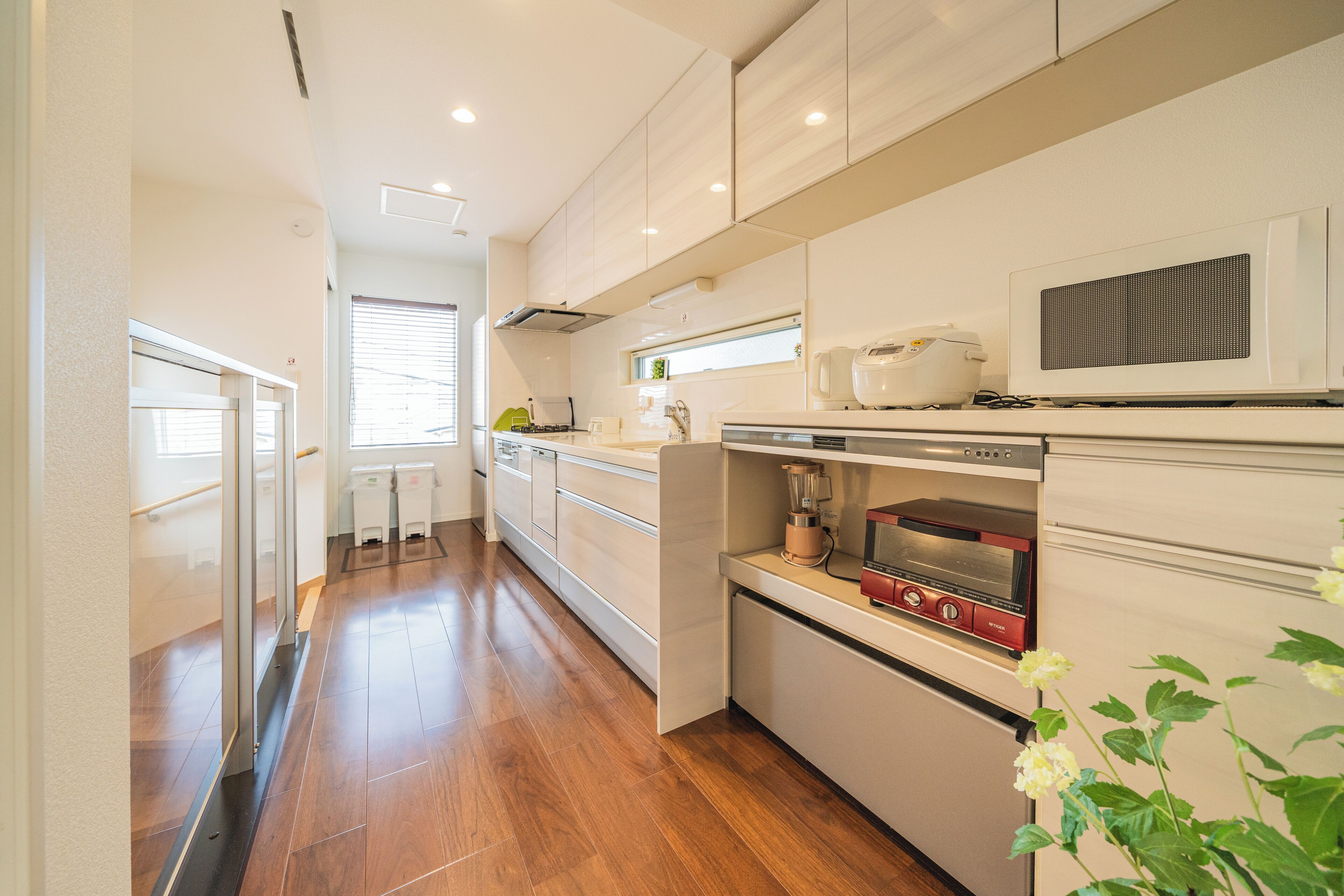 Microwave, dishwasher