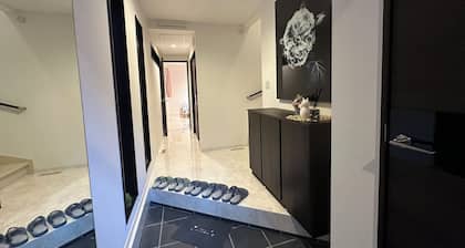 Upscale Sumida Retreat: Skytree Views, Workspaces & Premium Decor, 6 people
