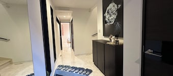 Upscale Sumida Retreat: Skytree Views, Workspaces & Premium Decor, 6 people