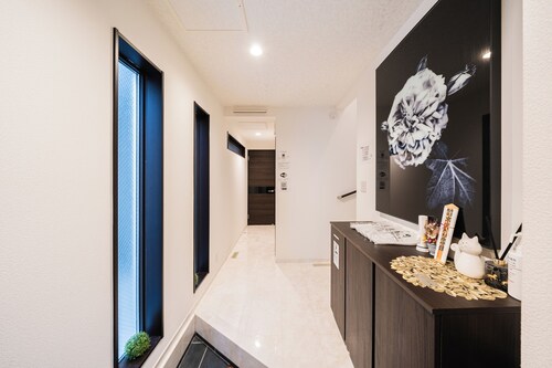 Upscale Sumida Retreat: Skytree Views, Workspaces & Premium Decor, 6 people