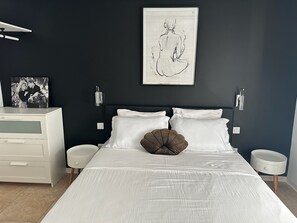 5 chambres, bureau, fer et planche à repasser, lit de bébé portatif