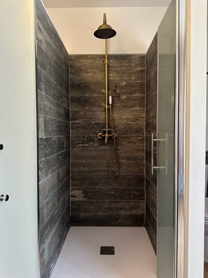 Shower, hair dryer, towels, soap -  Belle maison 5 étoiles, piscine intérieur, filet de catamaran, terrasse (Bourdic)