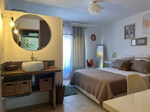 5 bedrooms, desk, iron/ironing board, travel crib