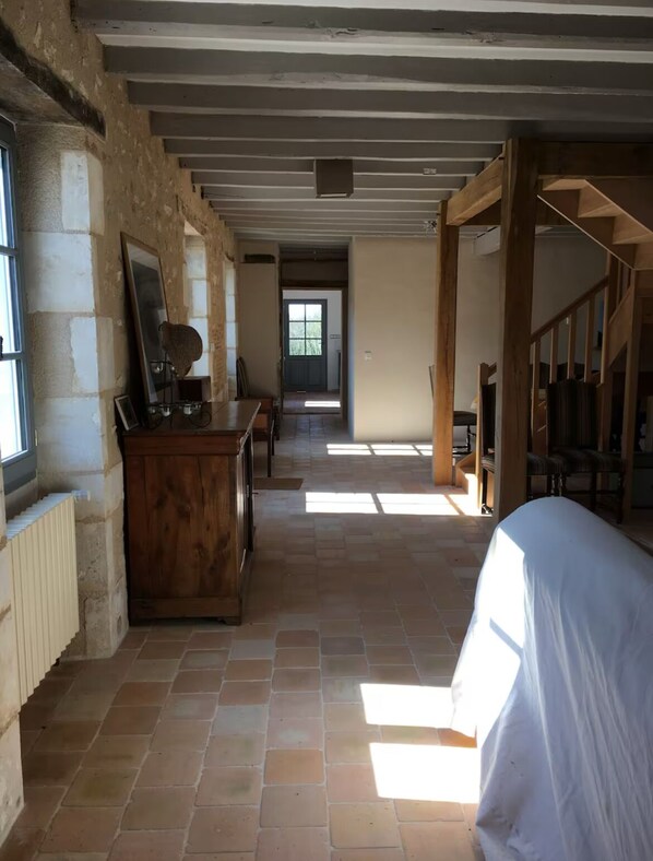 4 soverom, skrivebord, strykejern/-brett og reiseseng for barn