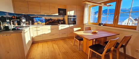 冷蔵庫、電子レンジ、オーブン、コンロ