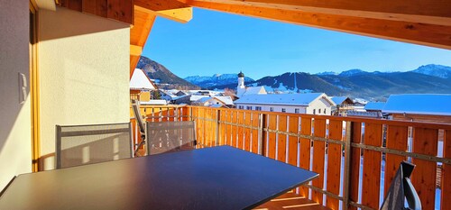 FeWo Hipp Nr. 10 - 67m² Neubau im DG mit Balkon, Berg- und Schlossblick Top Lage