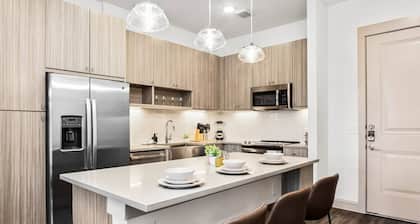 Opulent Retreat| 1BR 1 Bath | Pool & Golf Sim