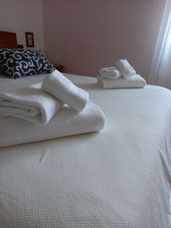 2 soverom, strykejern/-brett, reiseseng for barn og sengetøy