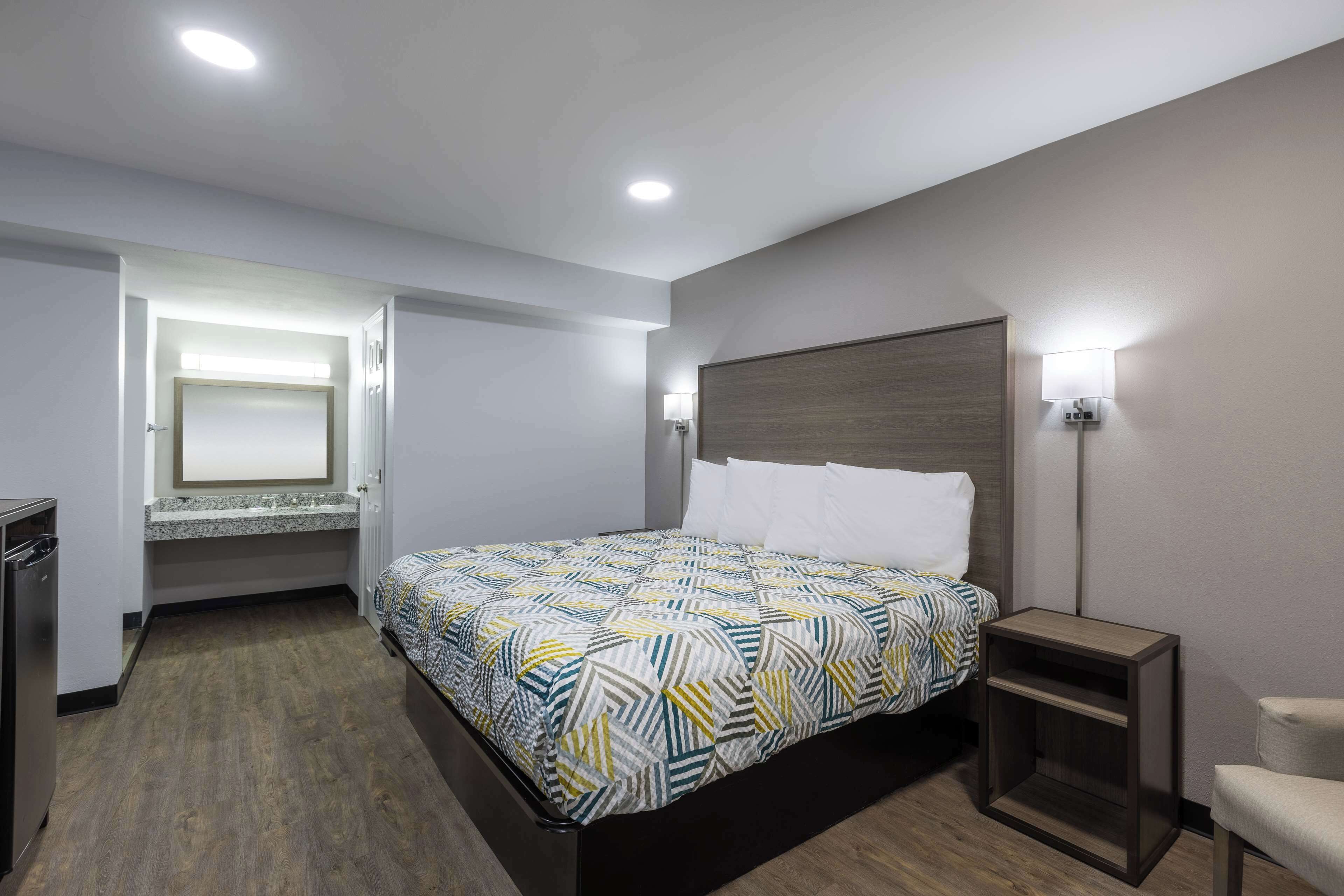 Een bureau, een laptopwerkplek, verduisterende gordijnen