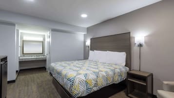 Een bureau, een laptopwerkplek, verduisterende gordijnen