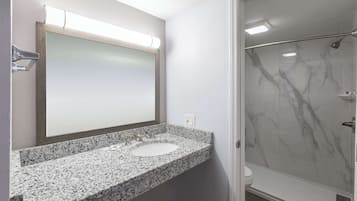 Secadora de cabello, toallas, jabón, shampoo