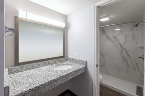 Sèche-cheveux, serviettes fournies, savon, shampoing