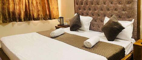 Desk, laptop workspace, soundproofing, free WiFi