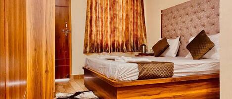 Quarto casal luxo, vista para a cidade | Escrivaninha, espaço de trabalho para notebook, quartos à prova de som