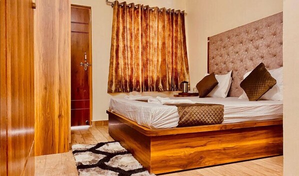 Deluxe Double Room, City View | Desk, laptop workspace, soundproofing, free WiFi