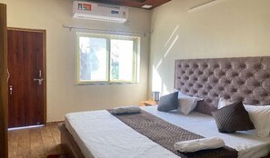 Habitación Deluxe doble, vistas a la ciudad | Escritorio y espacio para trabajar con un portátil