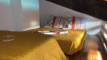 2 chambres, bureau, fer et planche Ă repasser, lit parapluie