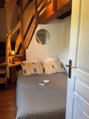 2 bedrooms, desk, iron/ironing board, travel crib