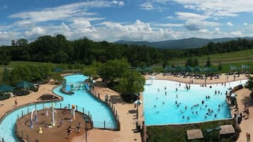 Inomhuspool och utomhuspool