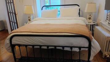 1 makuuhuone, työpöytä, silitysrauta/-lauta, vauvan matkasänky