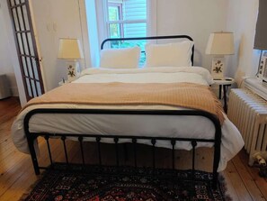 1 slaapkamer, een bureau, een strijkplank/strijkijzer, reisbedje