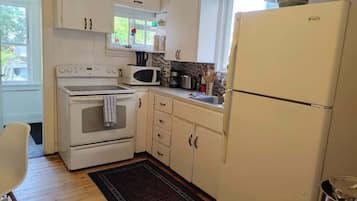 Køleskab, mikrobølgeovn, ovn, kogeplade