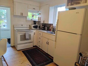 Een koelkast, een microgolfoven, een oven, een kookplaat