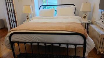 1 slaapkamer, een bureau, een strijkplank/strijkijzer, reisbedje