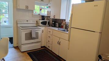 Een koelkast, een microgolfoven, een oven, een kookplaat