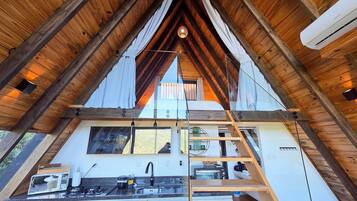 Chalet | Private kitchen | Mini-fridge, microwave, oven, stovetop