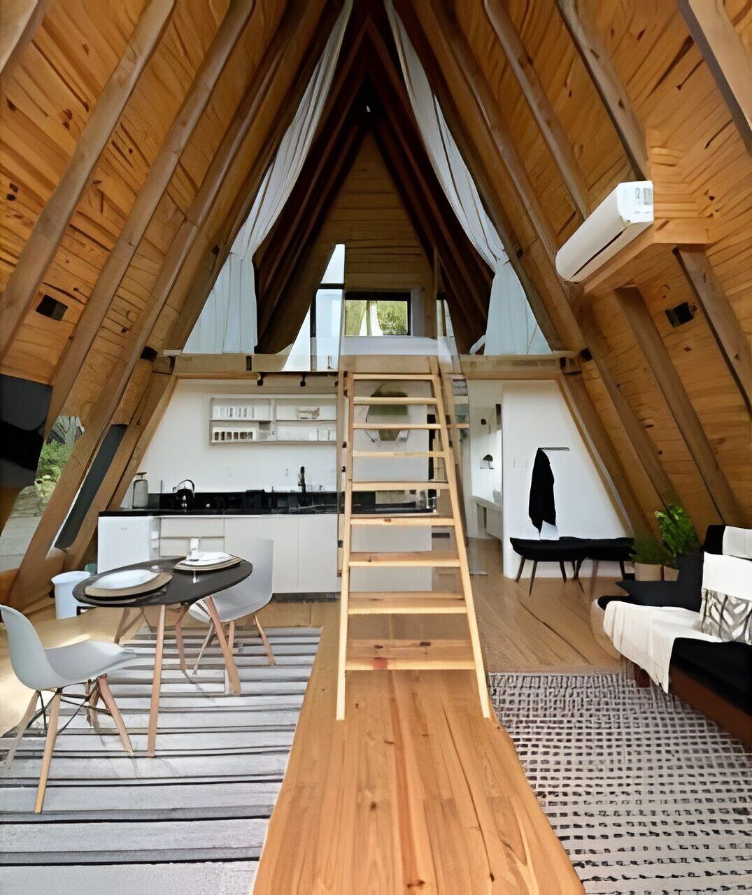 Chalet | Área de sala de estar | Televisión de pantalla plana y chimenea 