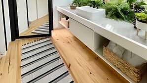 A modern bathroom with a wooden vanity, a large mirror, and potted plants. - Cabanas Lumberjack (Urubici)