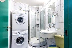 Douche, sèche-cheveux, serviettes fournies, savon