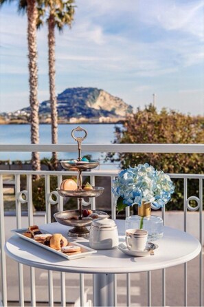 Minibar, escritorio y espacio para trabajar con laptop 