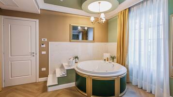 Habitación Deluxe, vista al lago | Tina de hidromasaje privada