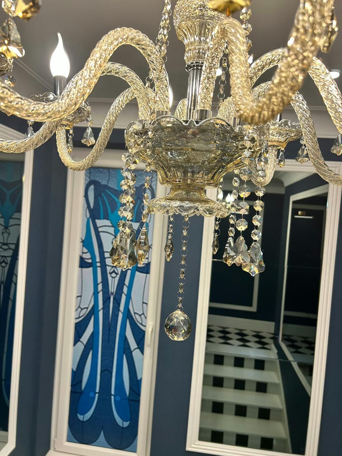 Un candelabre amb acabat daurat i detalls de cristall.