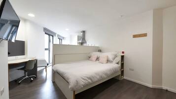 Single Room, Non Smoking | Iron/ironing board, free WiFi