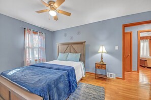 3 bedrooms, iron/ironing board, WiFi, bed sheets - Comfortable Home In East Point (East Point)